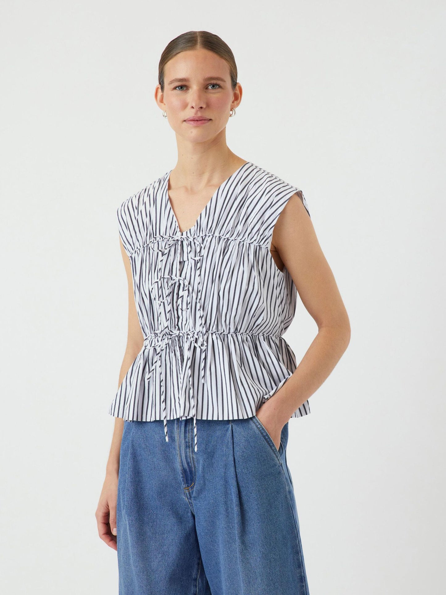 YASEBBA SLEEVELESS Stripe top - white with black stripe