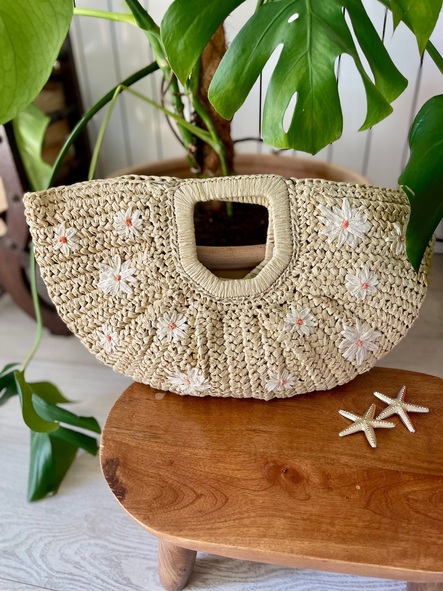 Daisy clutch rattan bag