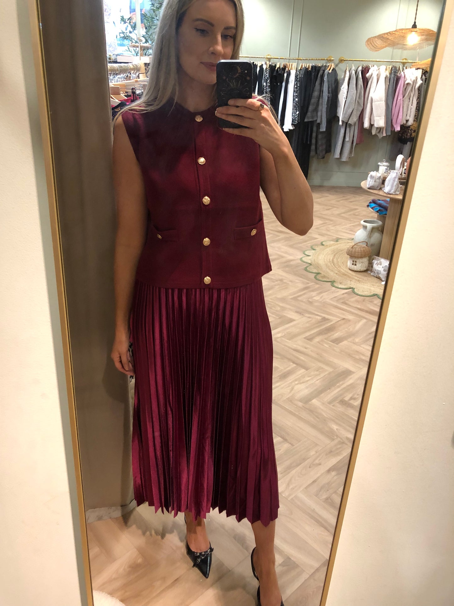 SELENA burgundy pleated skirt