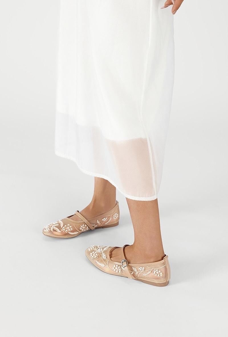 Embroidered mesh pearls pumps