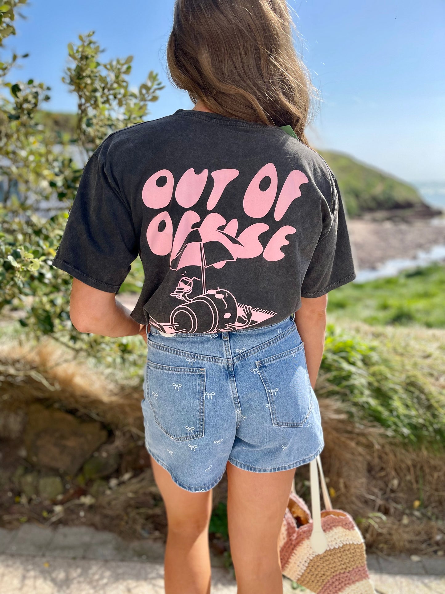 Out of office black wash Tshirt