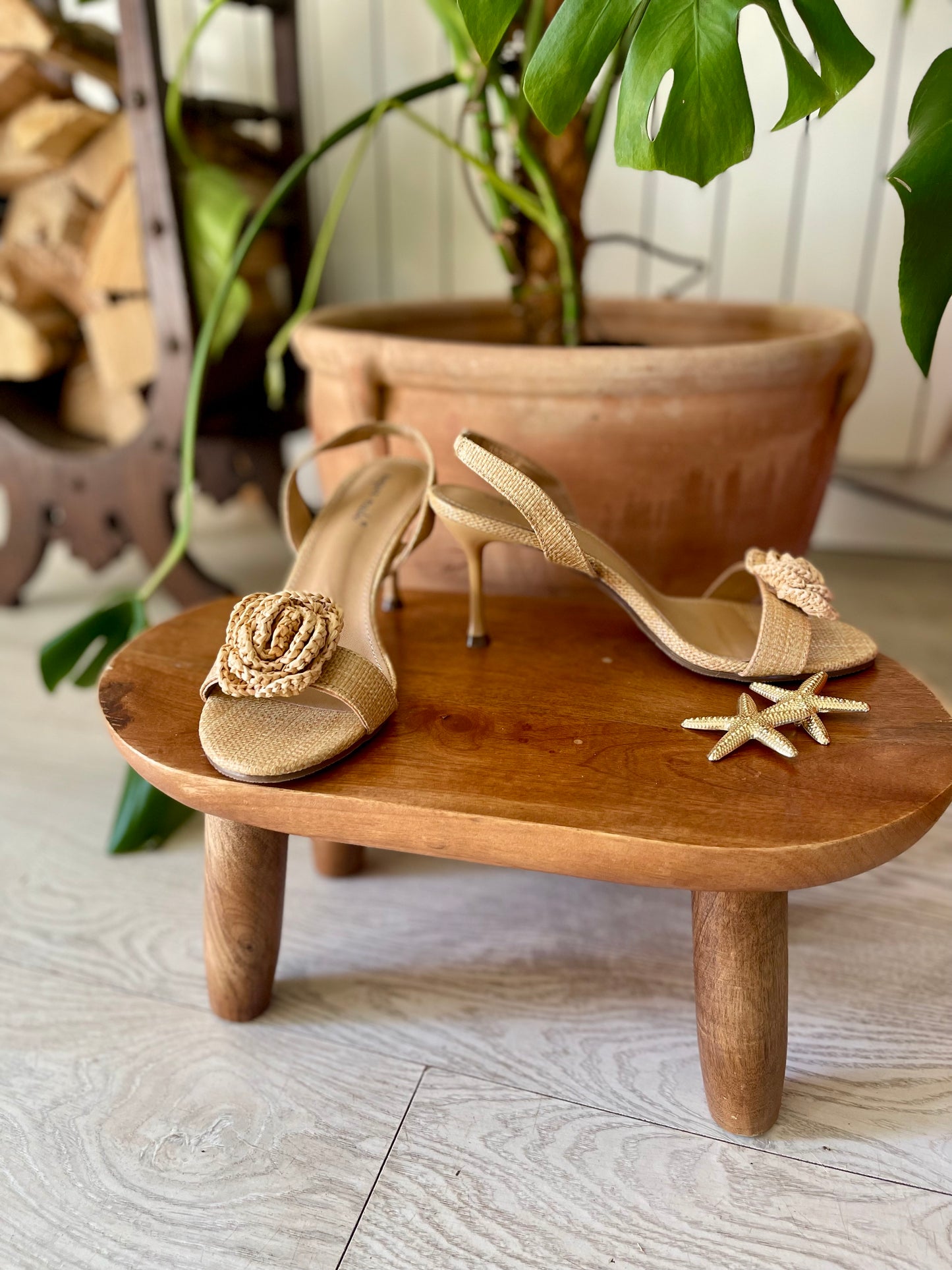 Braided beige stiletto sandal with decorative rose