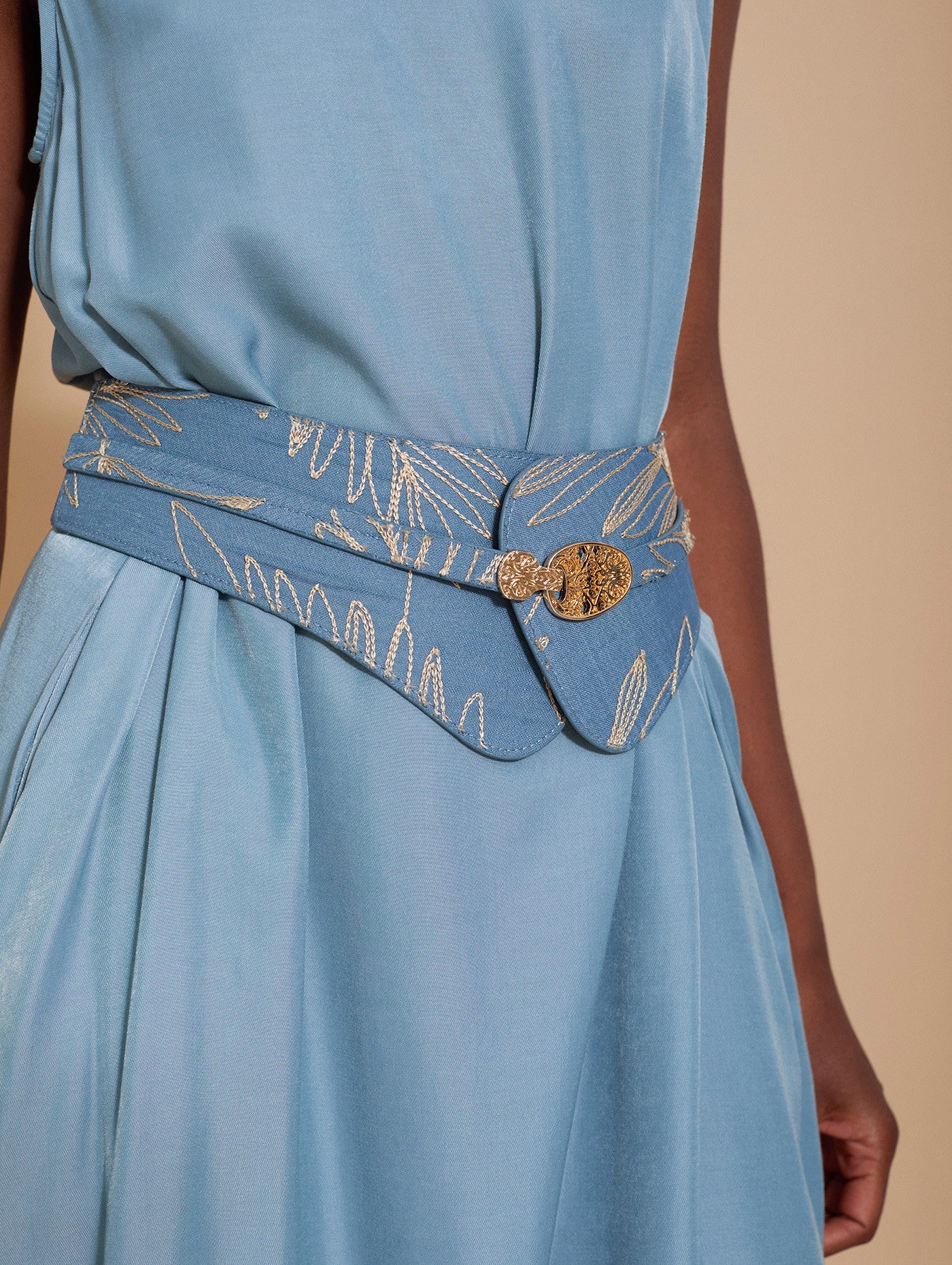 Elastic woven sash with floral embroidery contrast