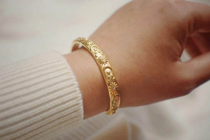 Luna 18K Gold Bangle