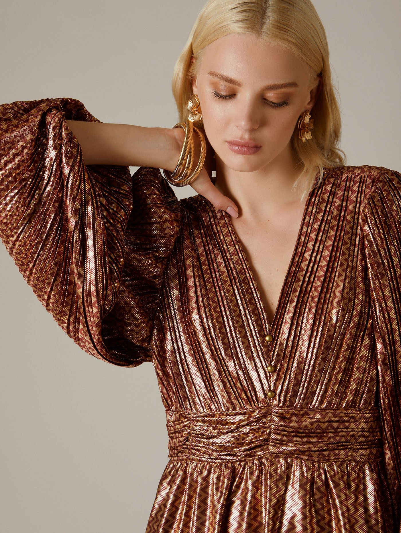 Balloon sleeve shimmering midi dress