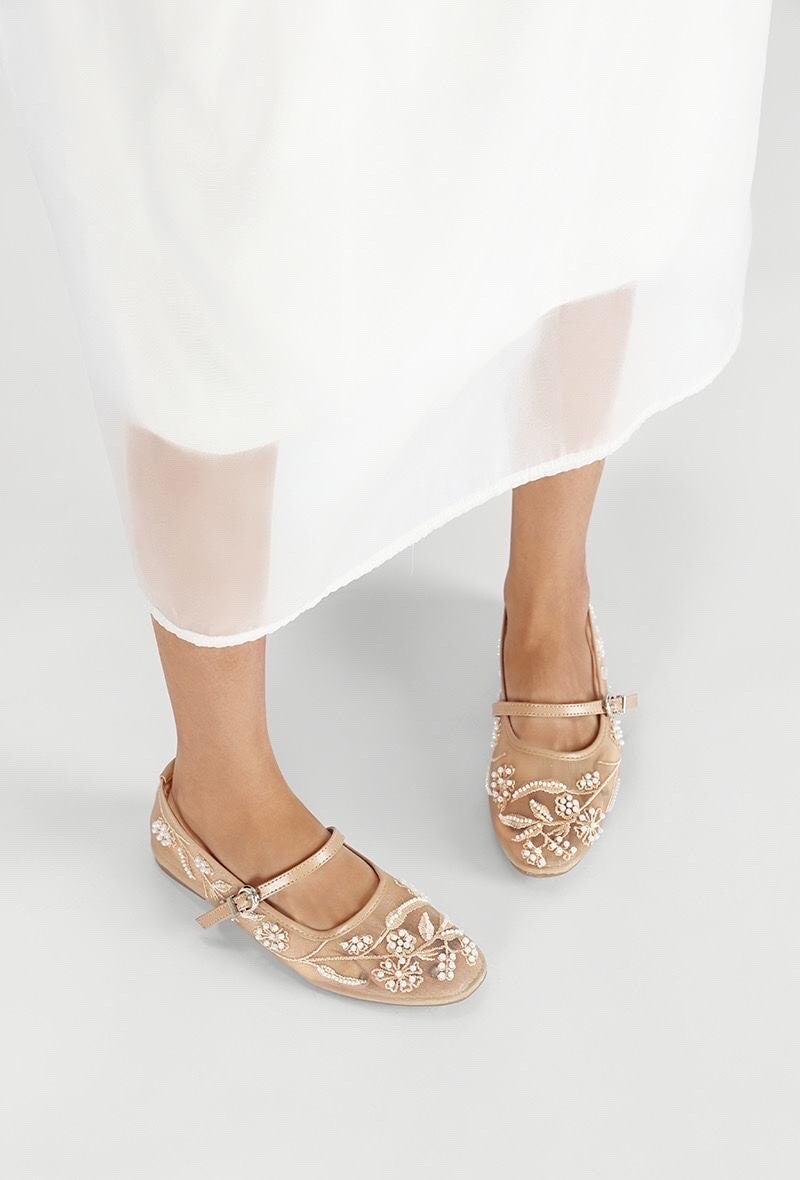 Embroidered mesh pearls pumps