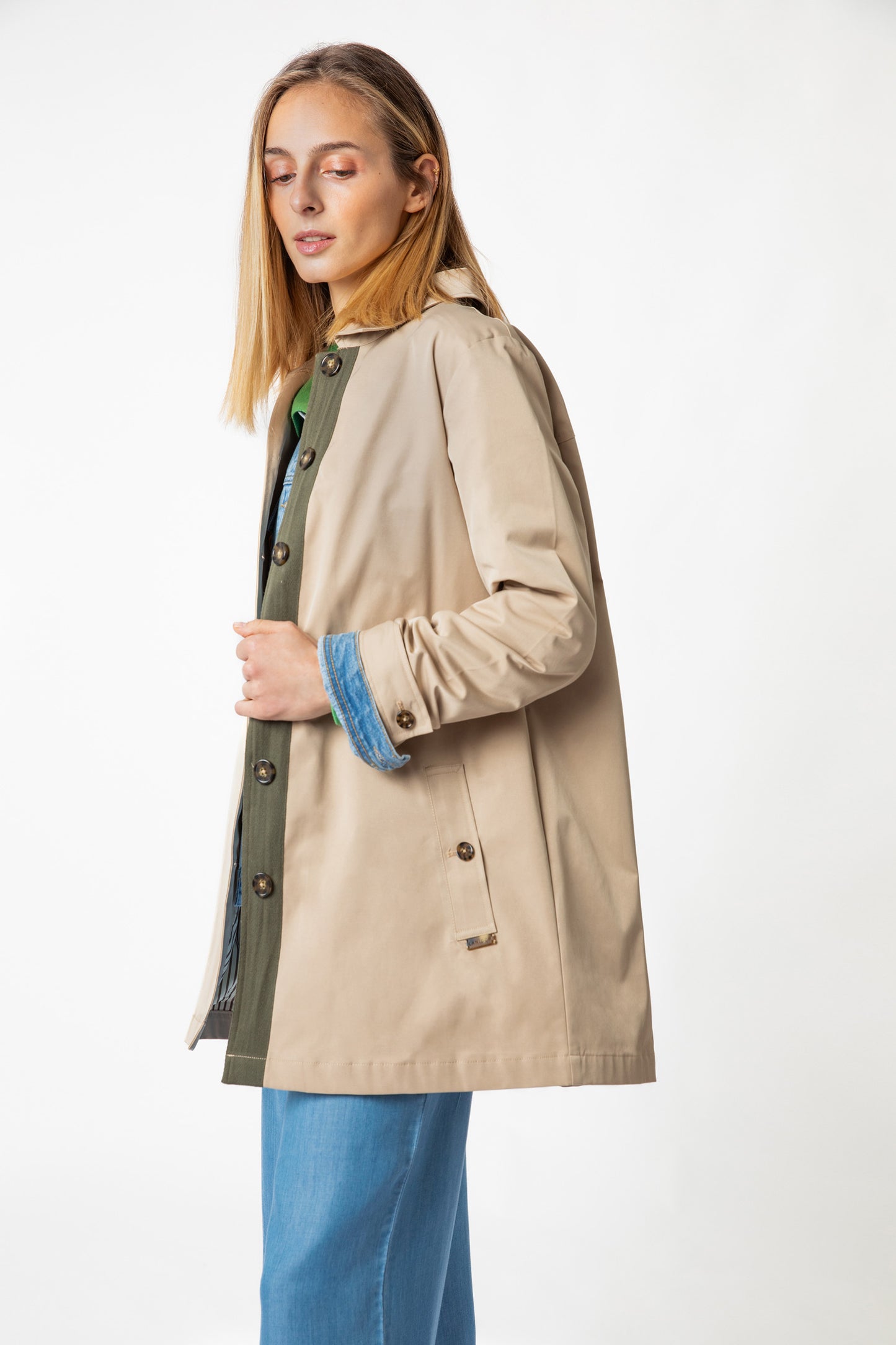 Short tench-coat with khaki lapel