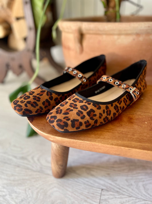 Leopard print pumps with strap