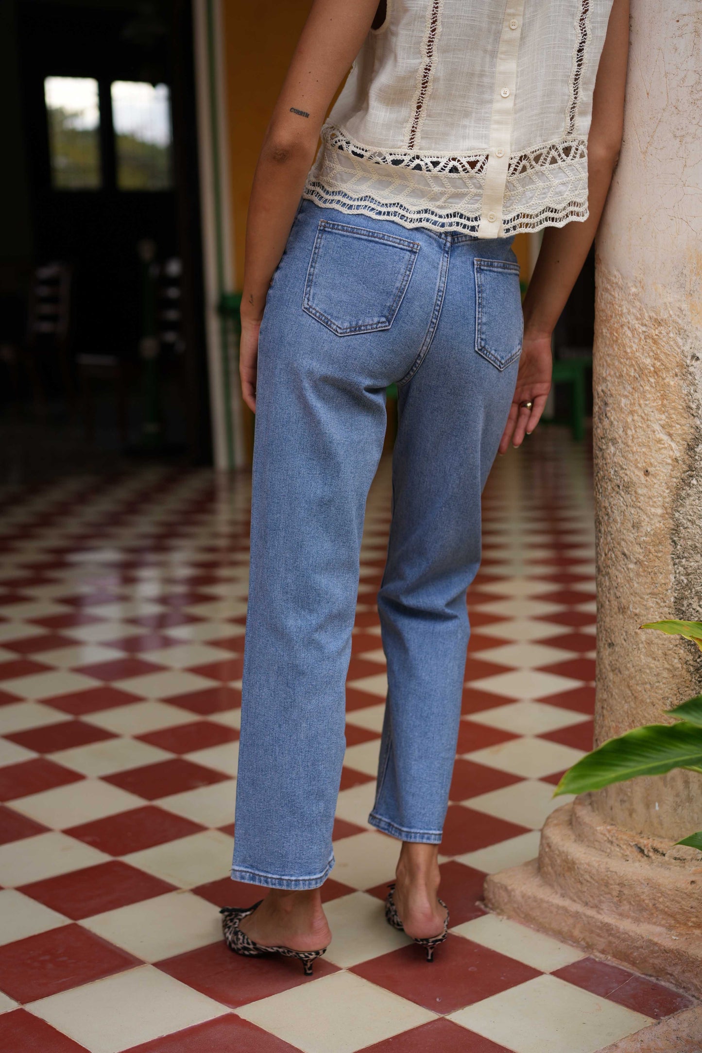 High-waist vintage wash blue ankle jeans