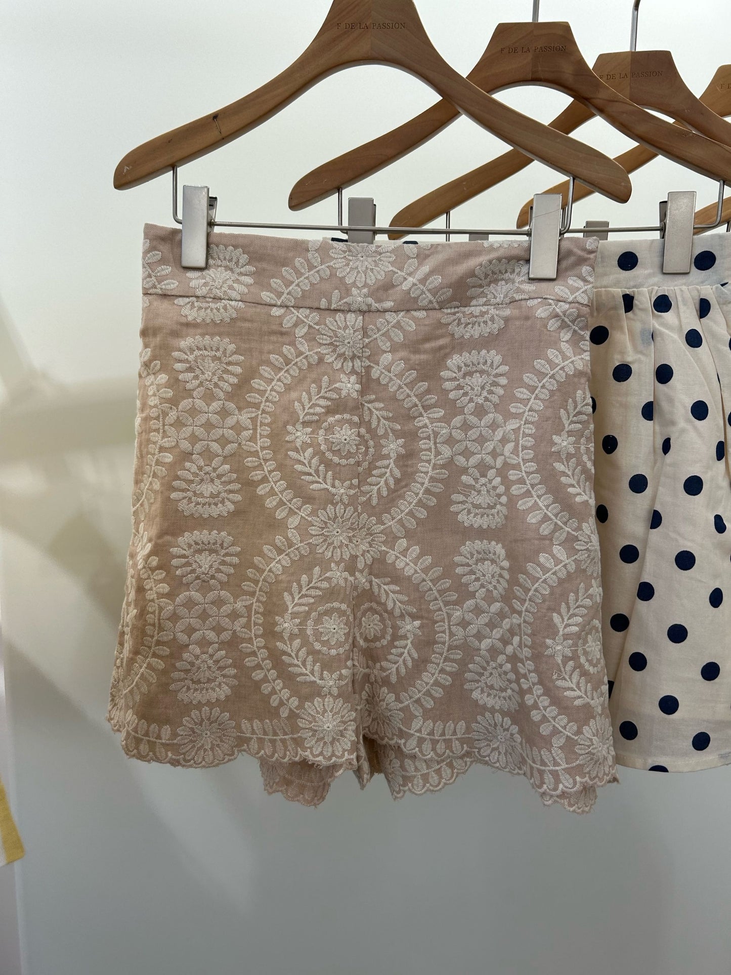 Julie beige embroidered shorts
