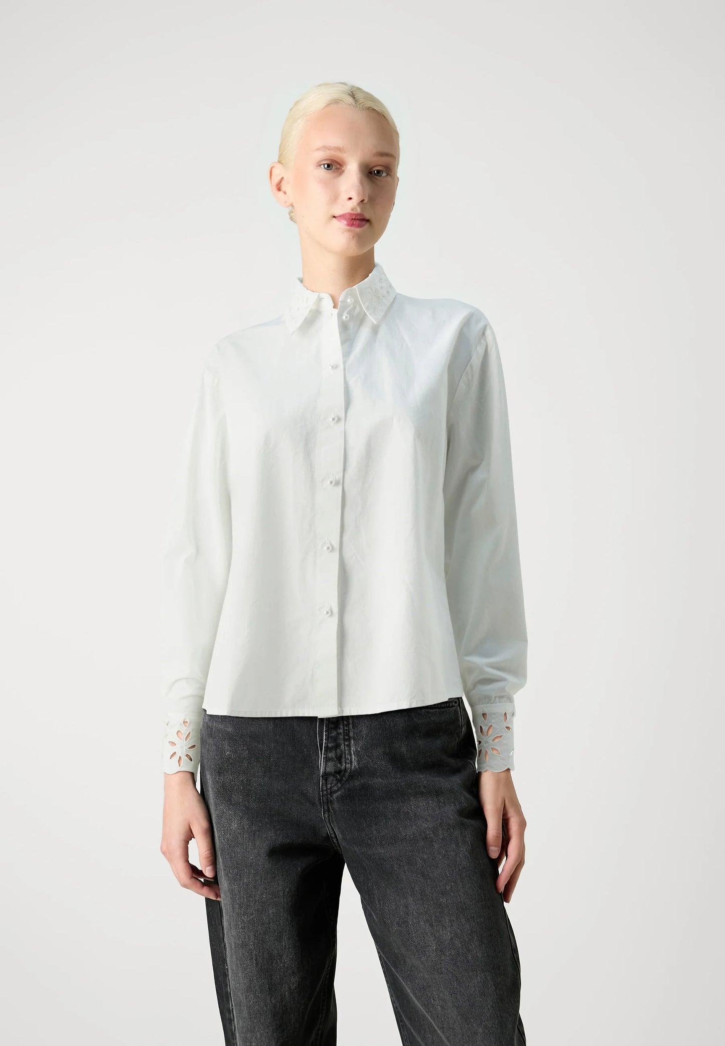 YASKELILA white blouse with pearls and lace